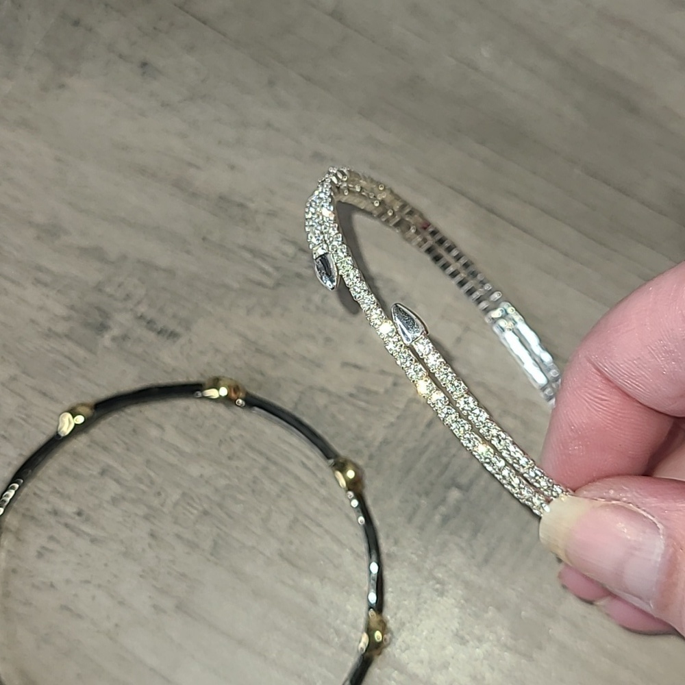 2 Bracelets - Picture 4 of 6